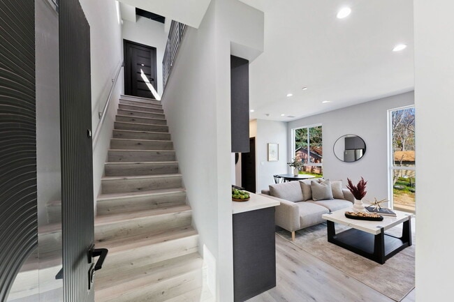 Building Photo - 13637 N Fellows Ave