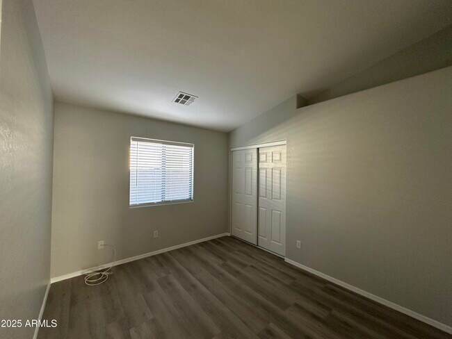 Building Photo - 1115 E Elm Rd