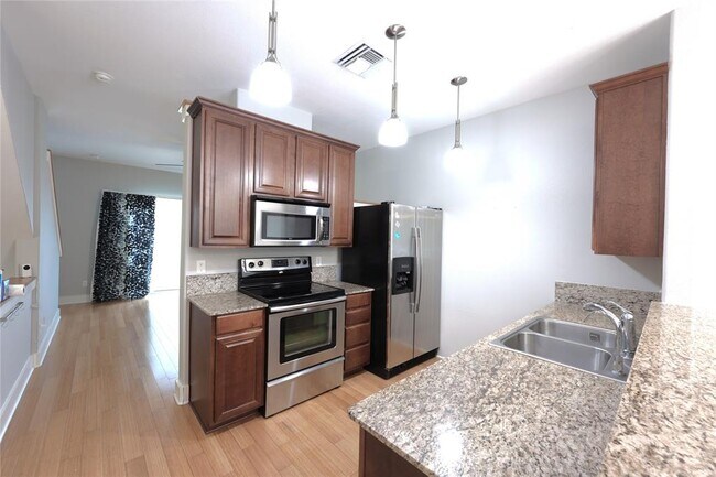 Building Photo - 13420 LYNDHURST St