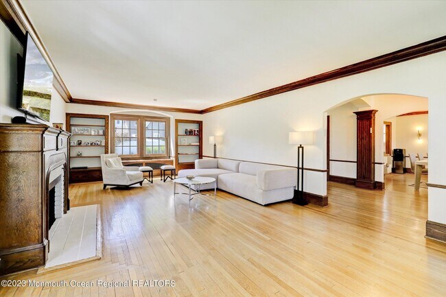 Building Photo - 570 N Edgemere Dr