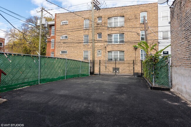 Building Photo - 3218 W Lawrence Ave
