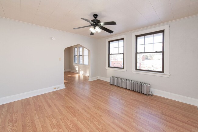 Building Photo - Beautifully updated Tudor style duplex. Upper unit. Large rooms. 2 balconies, private entry. Fenc...