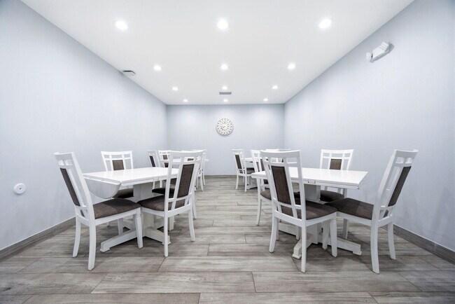 Building Photo - 3507 Oaks Way