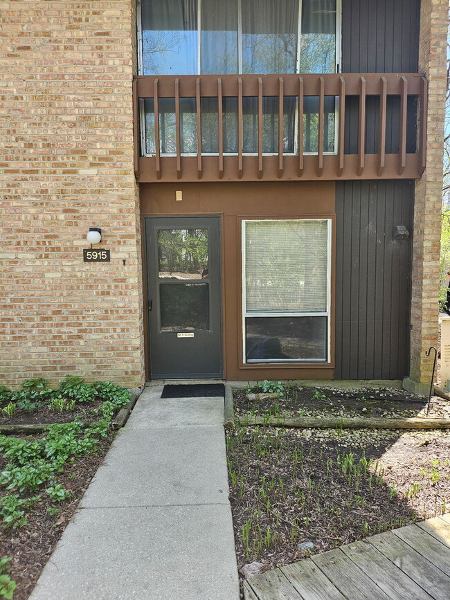 Building Photo - 5915 Meadow Dr