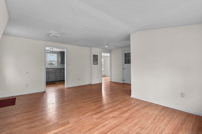 Building Photo - 72 Maple St