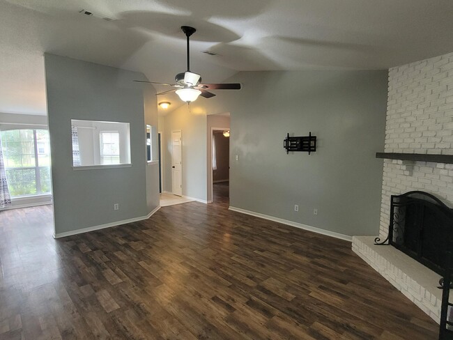 Building Photo - 9573 Brentwood Blvd