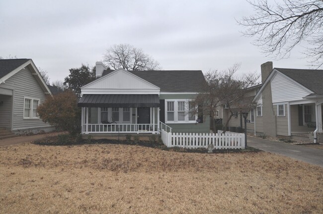 Primary Photo - Charming 3-2 in the heart of Arlington Hei...