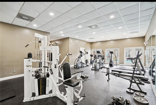 Building Photo - 6980 Roswell Rd