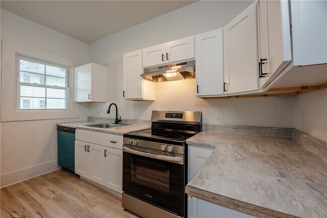 Building Photo - 575 Woodbine Ave