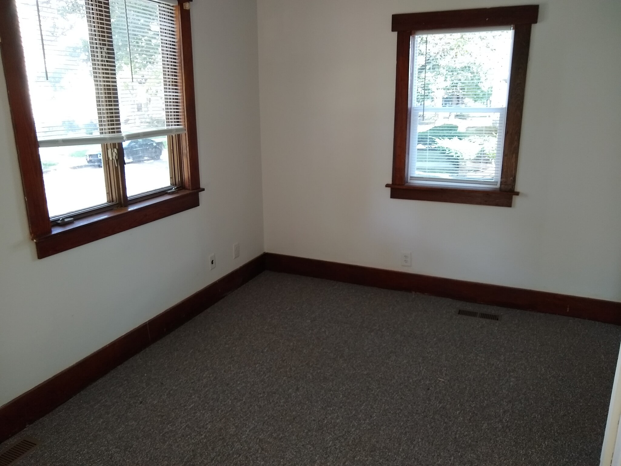 Building Photo - 514 S Elm St