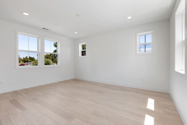 Building Photo - Amazing San Carlos Home