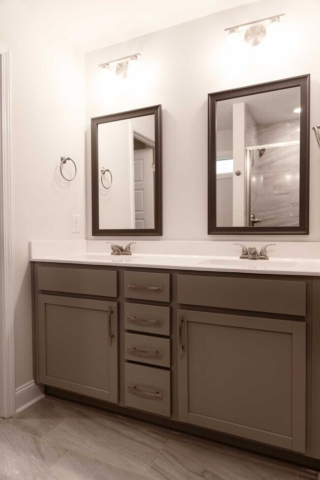 Building Photo - Charming Home With Eat In Kitchen, Granite Countertops, and Glass Door Tiled Shower