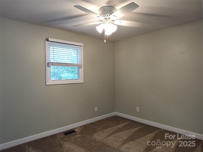 Building Photo - 303 Cedarwood Ln