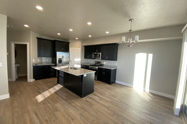 Building Photo - "Spacious 4-Bed Townhouse Oasis with 2.5 B...