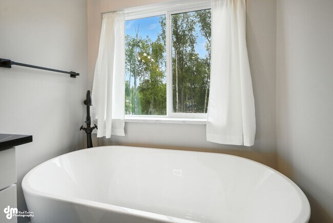 Building Photo - Charming & Updated 4BD/2.5BA!