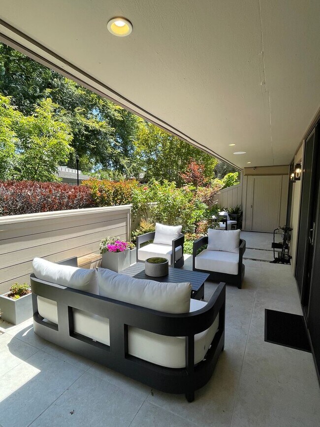 Building Photo - Luxury townhouse, close to town, easy comm...