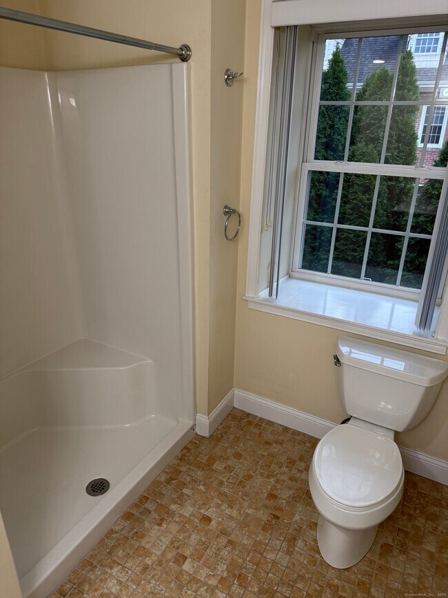 Building Photo - 380 Main St