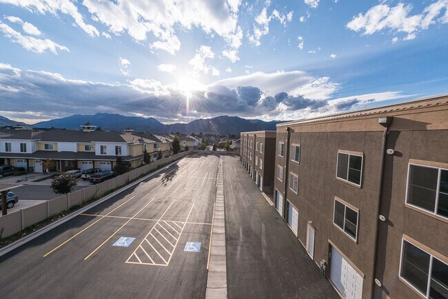 Building Photo - Lovely 3-Bed, 2-Bath Condos in the Distric...