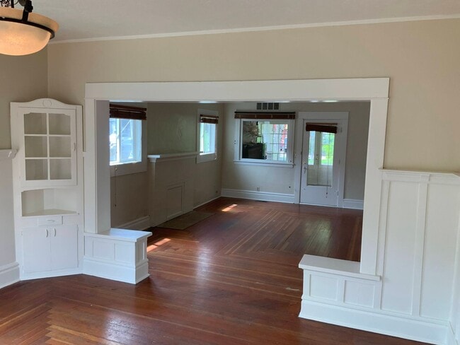 Building Photo - 2 Bedroom Unit in Triplex Near Downtown and Campus