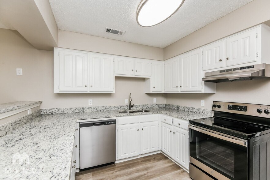 Building Photo - 5104 Red River Dr