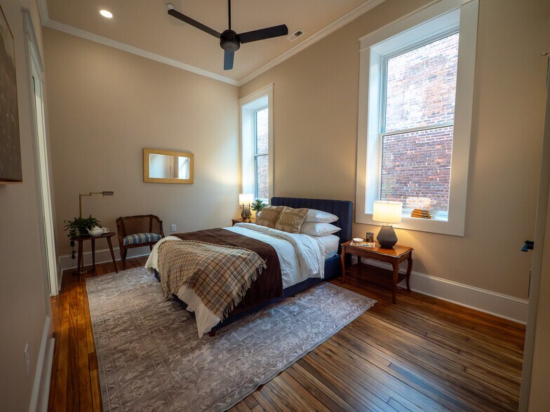 Building Photo - 121 N Main St