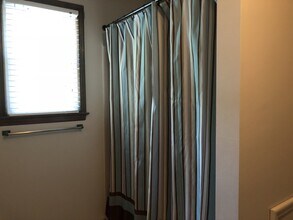 Building Photo - AVAILABLE 7/18/2025 - 4 bedroom house in P...