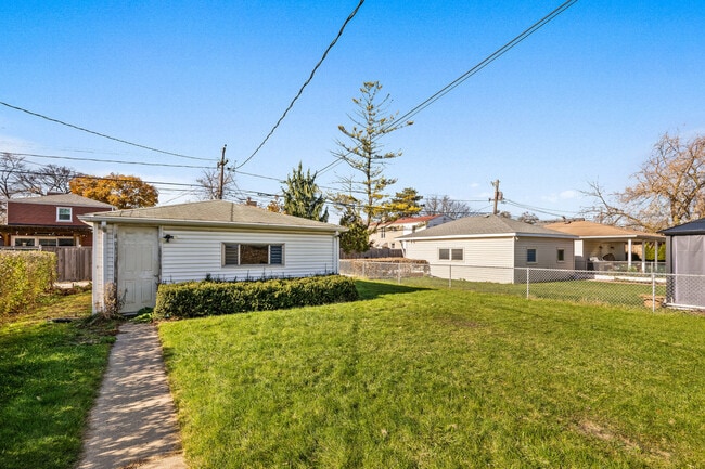 Building Photo - 9222 Lorel Ave