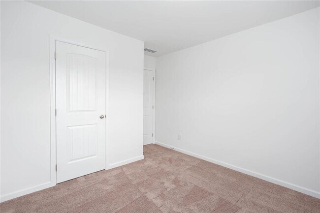 Building Photo - 590 River Run Dr