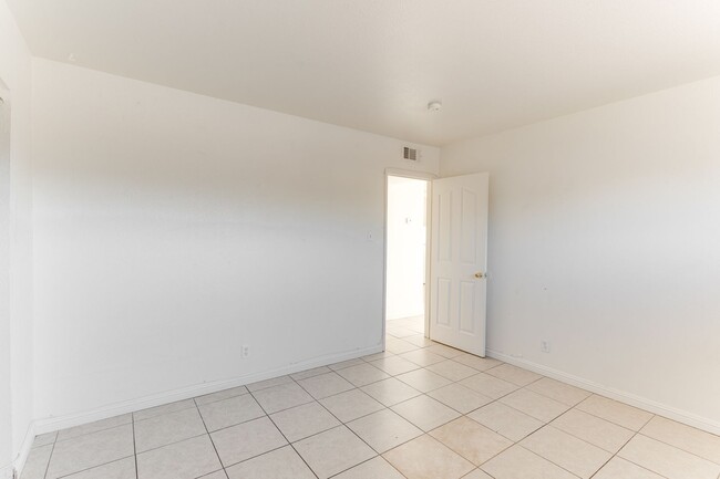 Building Photo - HOUSING CHOICE VOUCHER APPROVED! Bright & Spacious 2-Bedroom Upstairs Unit in Central Las Vegas!