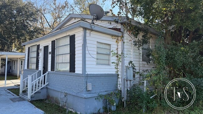 Building Photo - 1011 W 53rd St