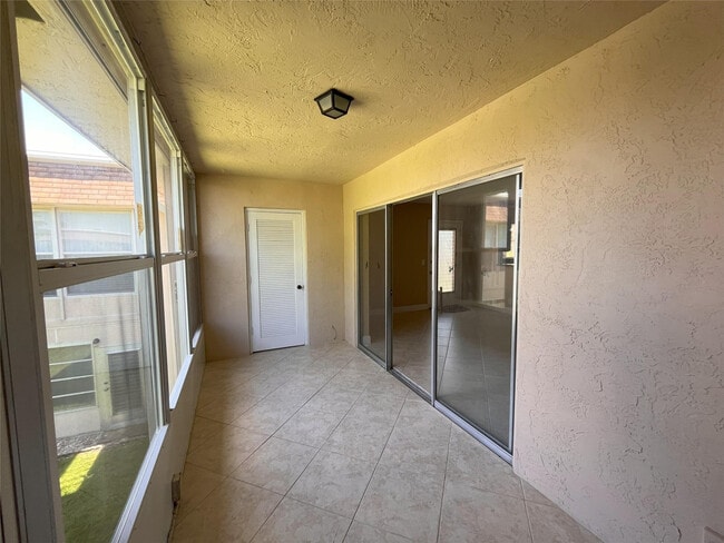 Building Photo - 212 Oxford 400