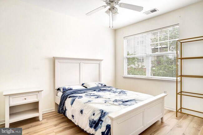 Building Photo - 12921 Centre Park Cir