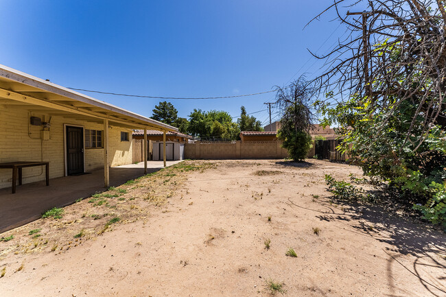 Building Photo - 1321 E Hall St