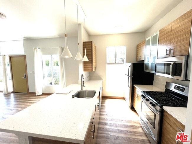 Building Photo - 501 N San Vicente Blvd