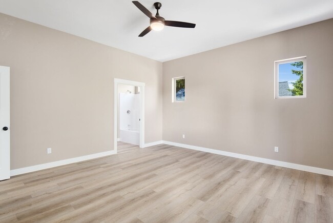 Building Photo - Beautiful 2 bedroom Home Over Looking Lake...