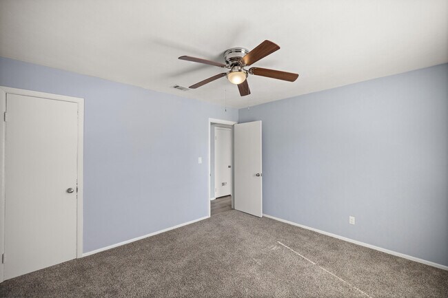 Building Photo - 354 Chicago Ave