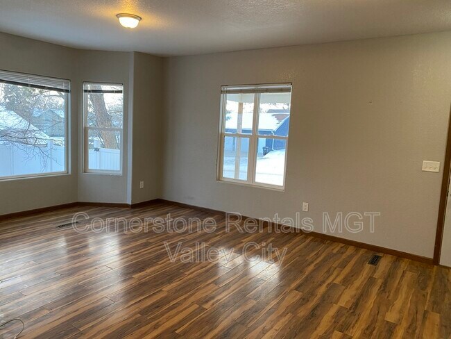 Building Photo - 642 2nd Ave NW