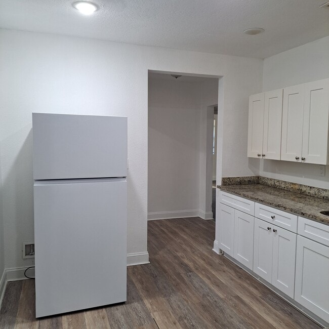 Building Photo - 1416 W 13th St