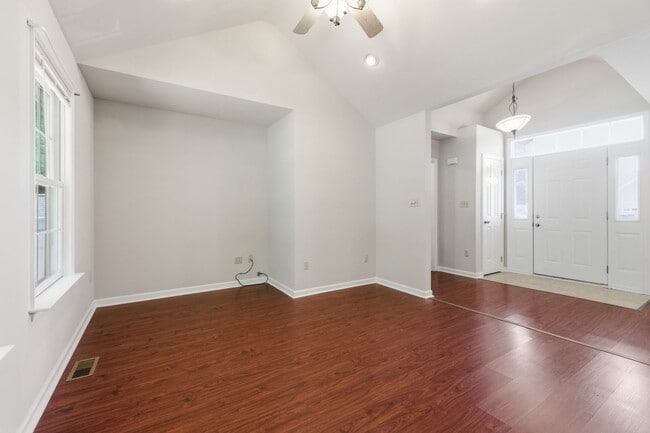 Building Photo - 104 Brijidan Ln