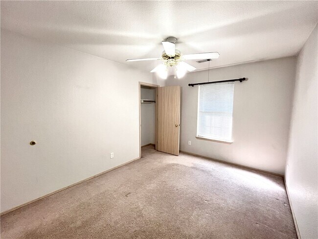 Building Photo - 884 N Daisy Ln