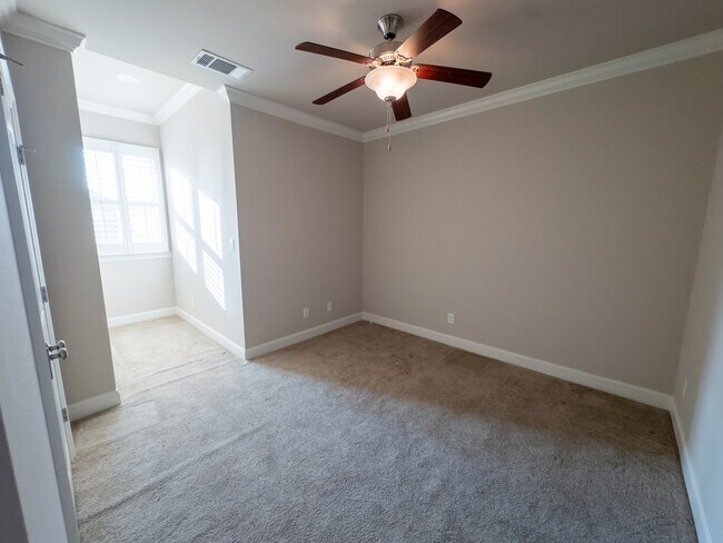 Building Photo - 2167 Shadowbrook Dr