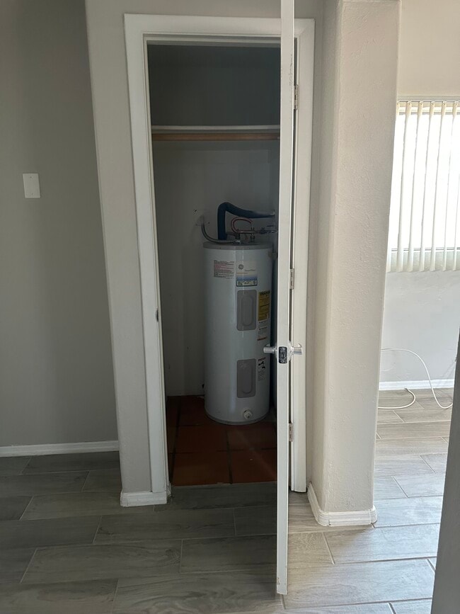 Building Photo - 1317 E Adams St