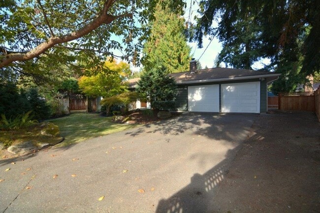Building Photo - Quiet Kirkland Rambler on large, quiet lot