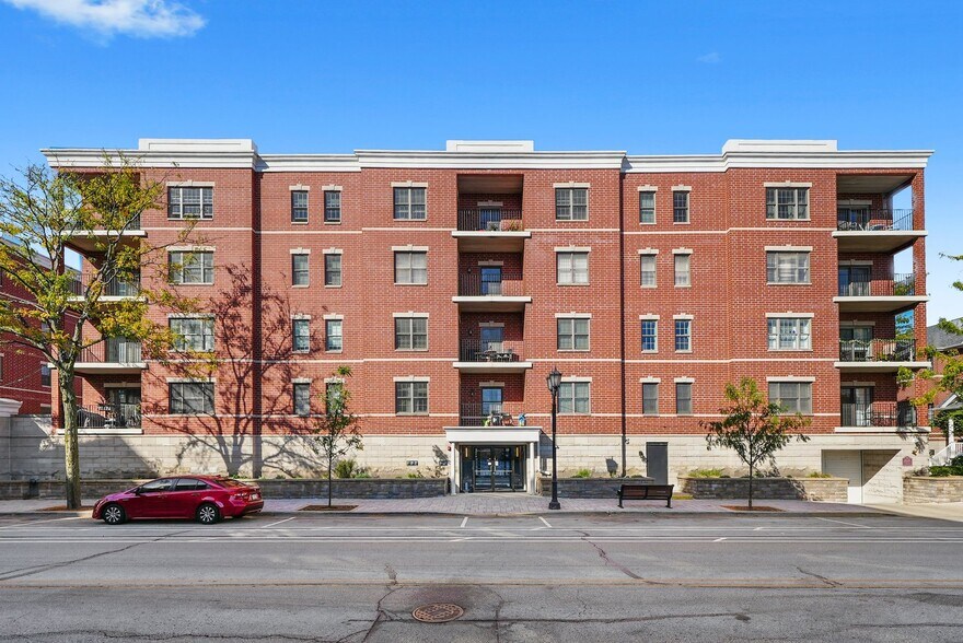 Building Photo - 210 N Addison Ave #401