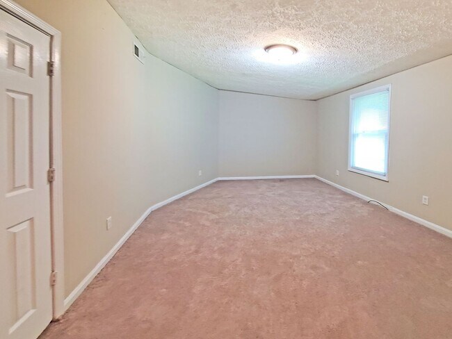 Building Photo - Beautifully Updated 4-Bedroom Home Near Mo...