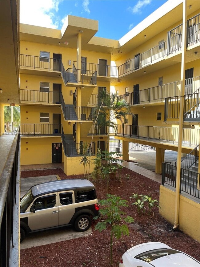 Building Photo - 300 NE 125th St