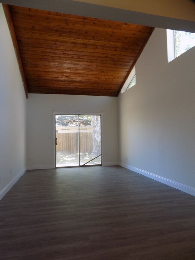 Building Photo - 430 Sand Lime Rd