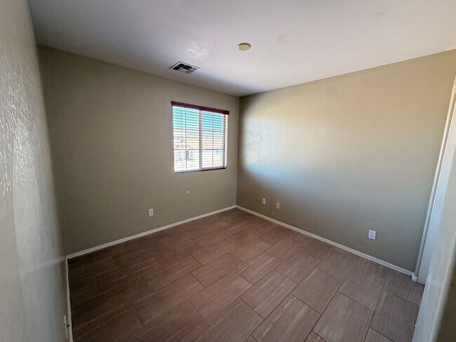 Building Photo - Updated 4x2 Buckeye Home *NO* Carpet & Downstairs Primary Bed!