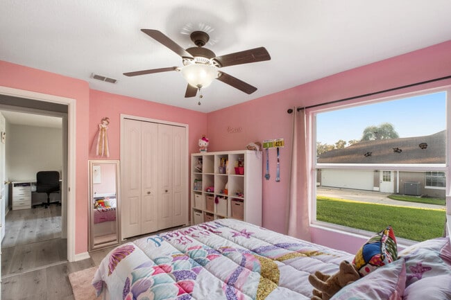 Building Photo - 511 N Pine Meadow Dr