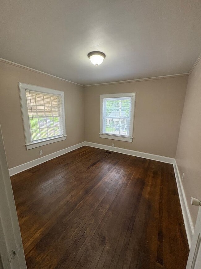 Building Photo - 2 Bedrooms and 1 Bath House